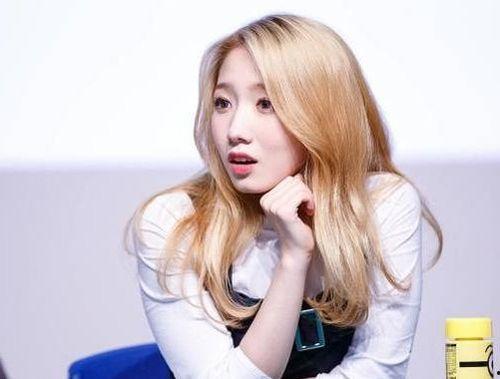 孟美岐吃瓜娱乐