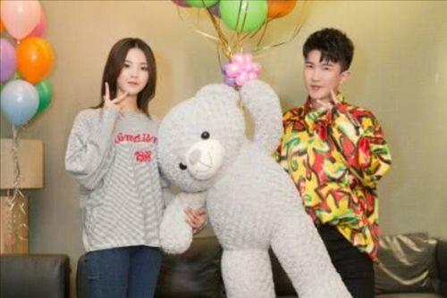 吃瓜吃到正主面前娱乐圈,吃瓜群众意外撞见明星正主,娱乐圈风云再起